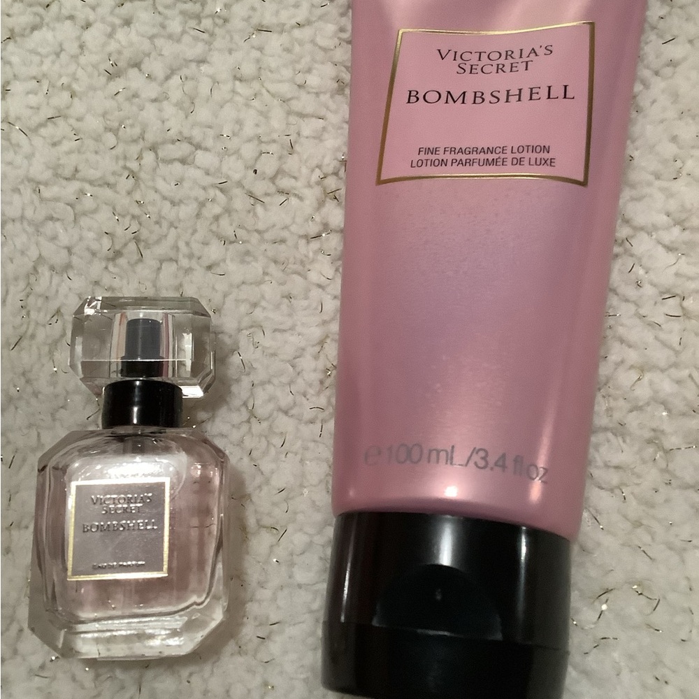 Victoria's Secret Bombshell Perfume and Lotion Set in Pink - Picture 2 of 3